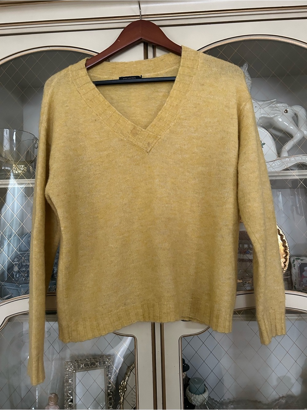 Soaked like new Women’s V-Neck Yellow Sweater SZ S B:10 7/14/26